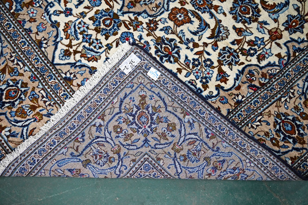 A fine hand knotted Persian carpet from the Kashan region. 3.1 m x 2 m. - Image 3 of 4