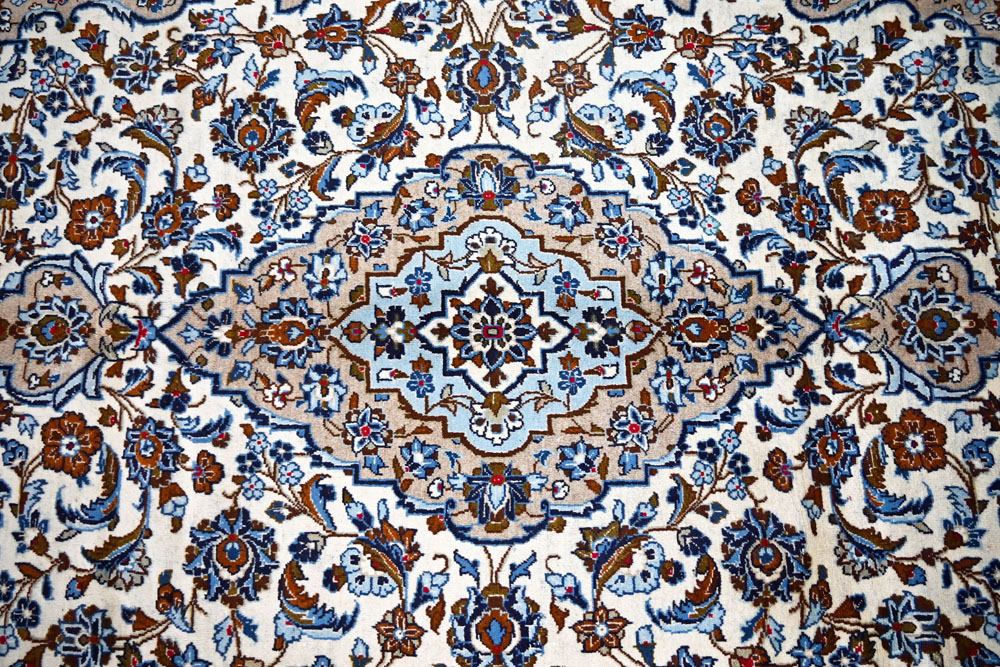 A fine hand knotted Persian carpet from the Kashan region. 3.1 m x 2 m. - Image 2 of 4