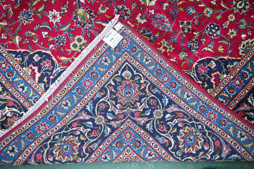 A fine hand knotted Persian carpet from the Mashad region in Iran. 4 m x 3 m. - Image 3 of 4