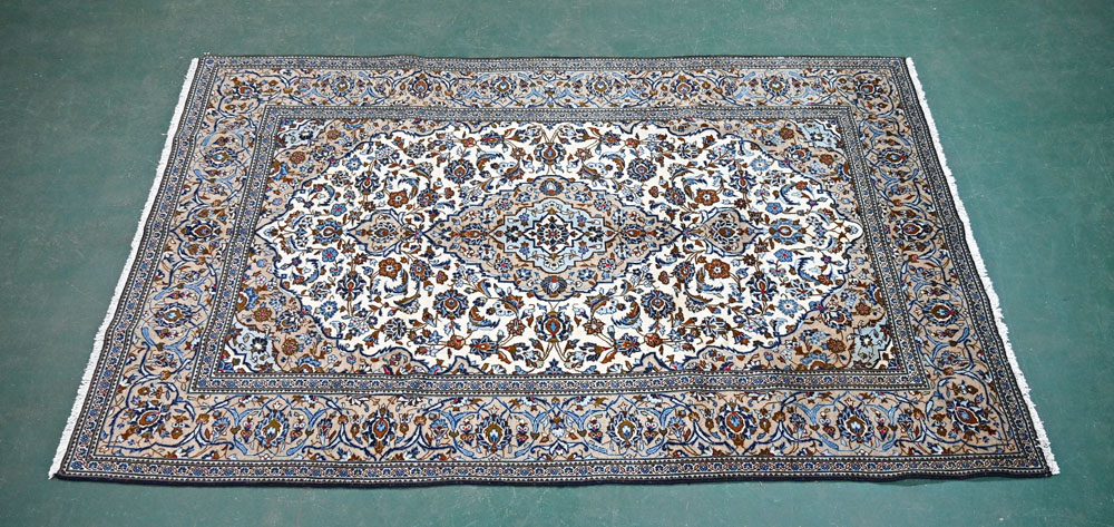 A fine hand knotted Persian carpet from the Kashan region. 3.1 m x 2 m.