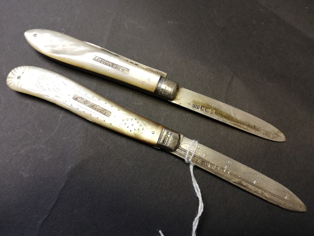 Two silver bladed pocket knives with mother of pearl handles - Bild 3 aus 3