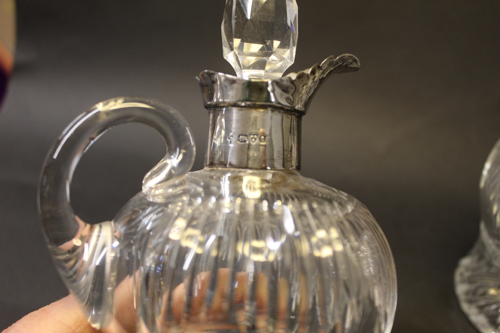 Cut glass oil and vinegar bottle with Chester silver hallmarked collar - Bild 2 aus 2