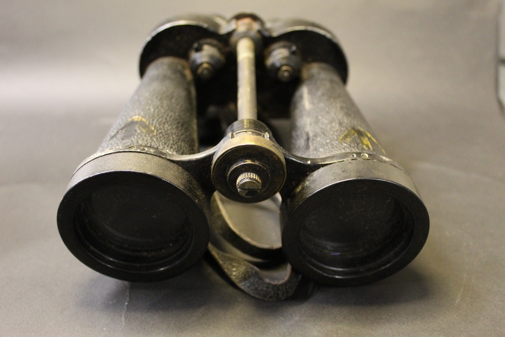 Pair of early 19th century military binoculars in leather case, - Bild 3 aus 3