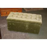 Deep buttoned green ottoman, 46 cm tall, 90 cm long,