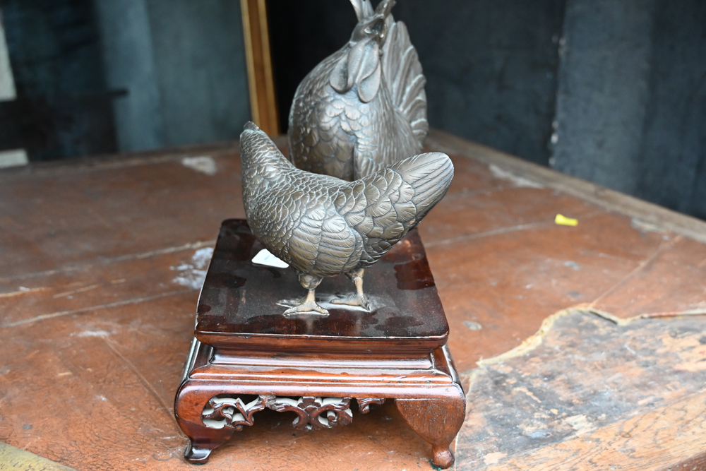 A Japanese bronze cockerel and hen, raised on a wooden base. - Bild 5 aus 8