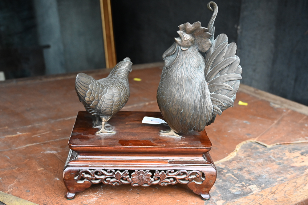 A Japanese bronze cockerel and hen, raised on a wooden base. - Bild 4 aus 8