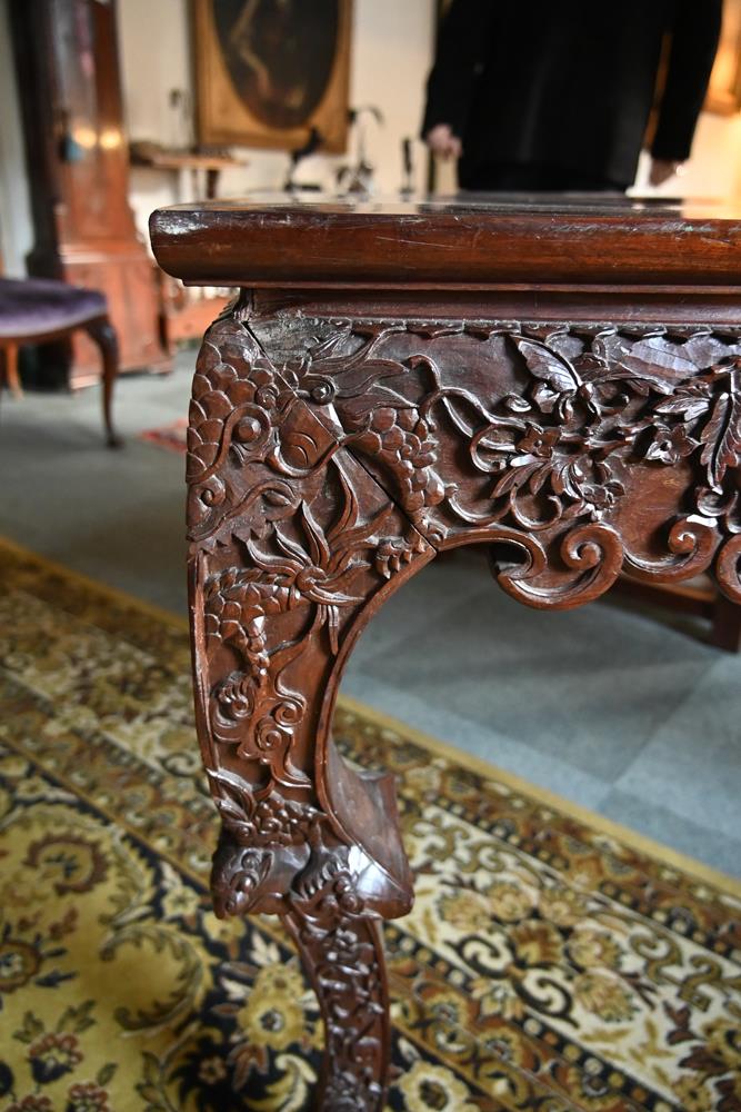 A Chinese carved hardwood table, with moulded edge carved frieze and raised on cabriole legs. - Bild 6 aus 11