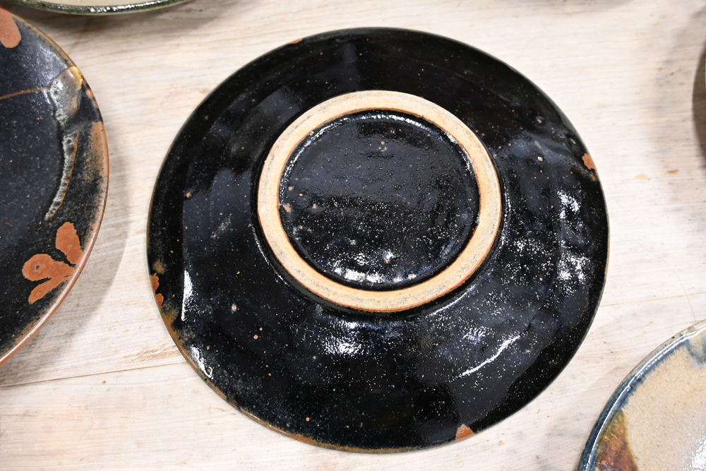 A collection of thirteen Japanese dishes, two in Hamada style. Diameter 27.5 cm. - Bild 4 aus 13