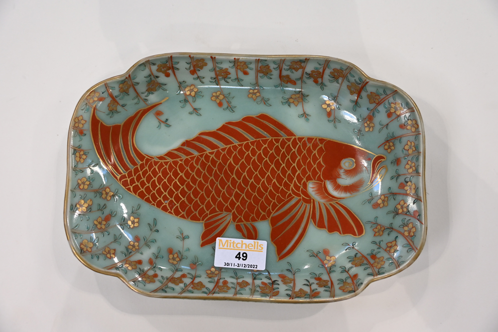 A Japanese porcelain shaped dish, decorated with a fish. Length 24 cm. - Bild 2 aus 3