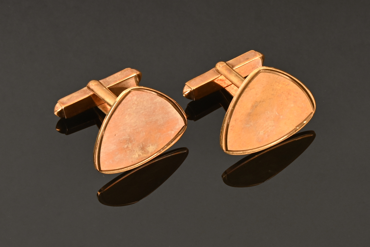 A pair of 9 ct gold cufflinks, hallmarked 6.6 grams.