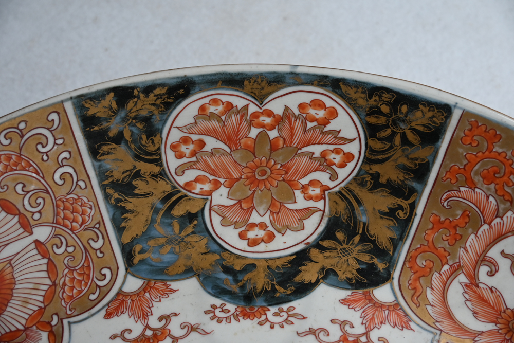 A 19th century Japanese Meiji period porcelain Imari patterned charger, - Bild 6 aus 10