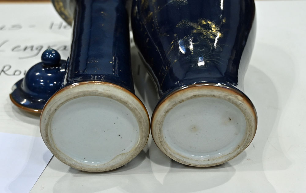 A pair of Chinese blue white and gilt vases, a single lidded vase, spill vase and bowl. - Bild 9 aus 9