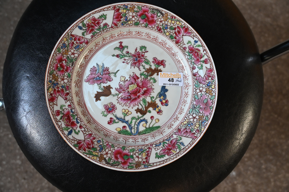 A 19th century Chinese famille rose plate, decorated with chrysanthemum. Diameter 24 cm. - Bild 2 aus 3