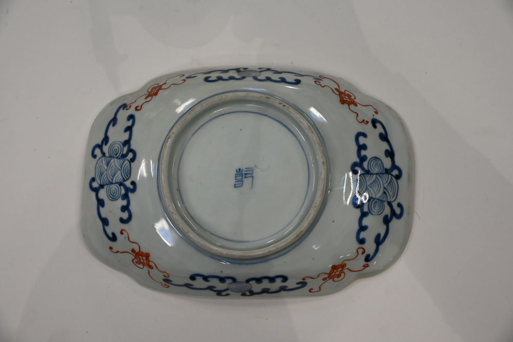 A Japanese porcelain shaped dish, decorated with a fish. Length 24 cm. - Bild 3 aus 3