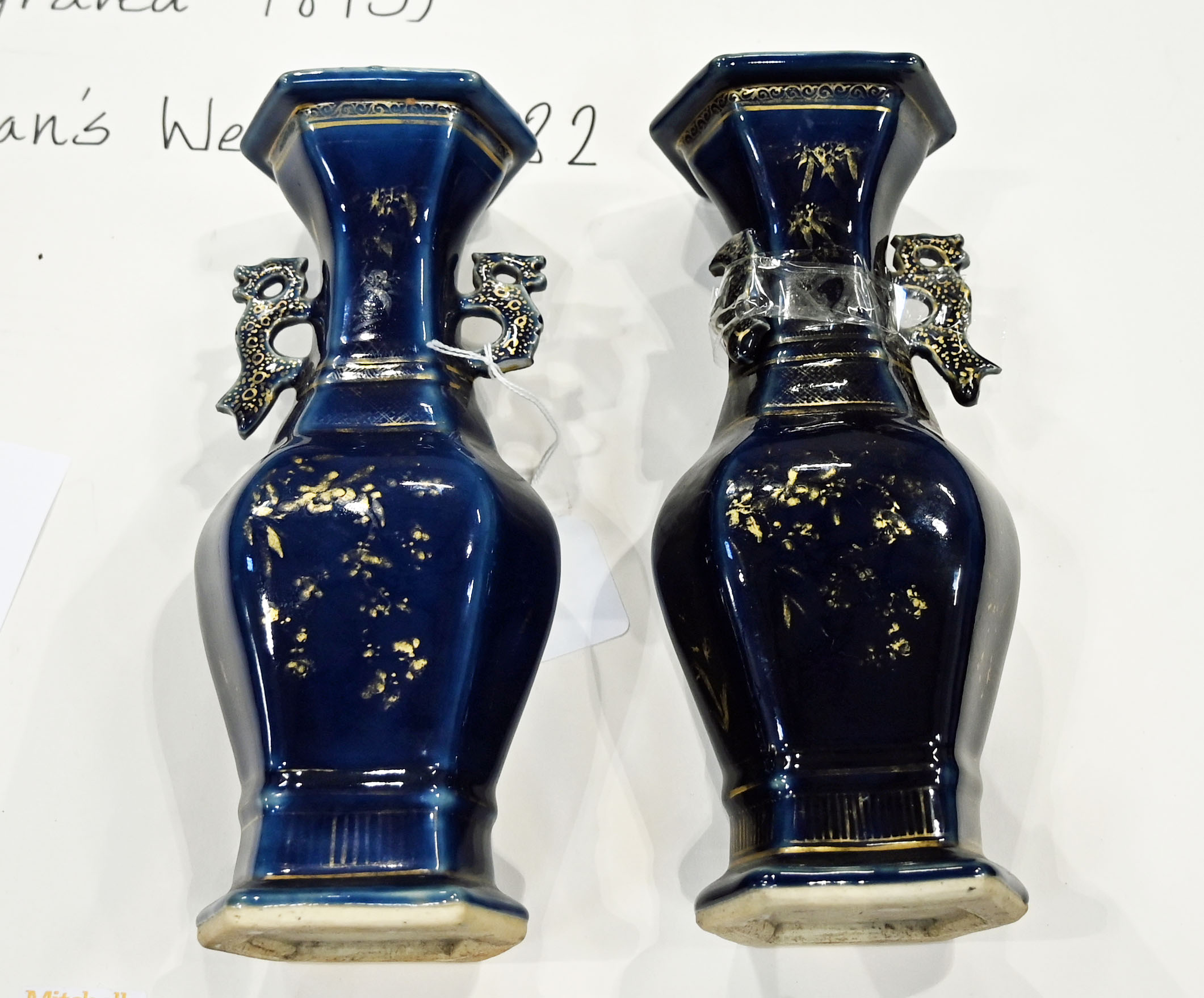 A pair of Chinese blue white and gilt vases, a single lidded vase, spill vase and bowl. - Bild 4 aus 9