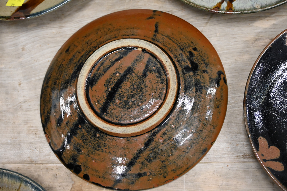 A collection of thirteen Japanese dishes, two in Hamada style. Diameter 27.5 cm. - Bild 3 aus 13