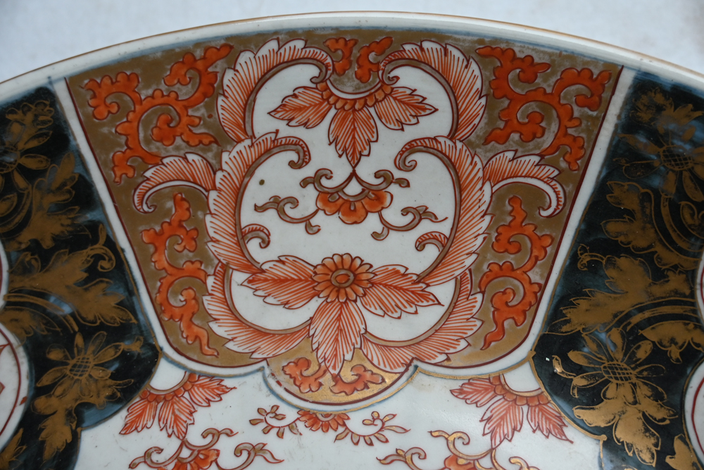 A 19th century Japanese Meiji period porcelain Imari patterned charger, - Bild 8 aus 10
