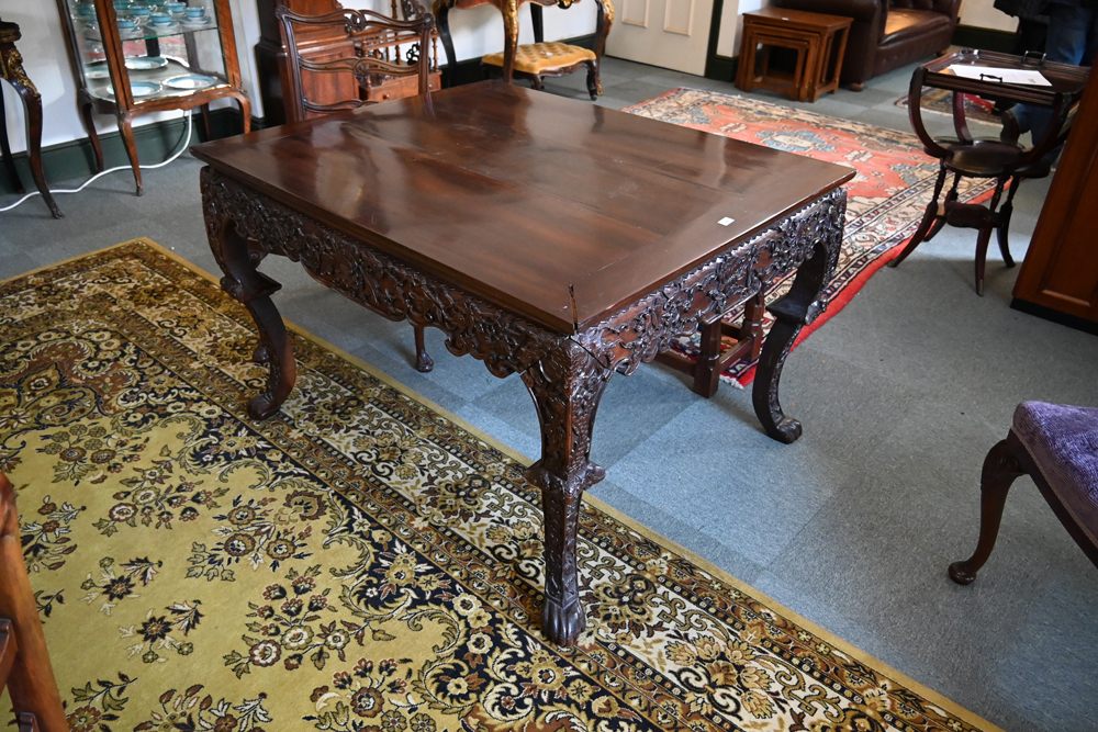 A Chinese carved hardwood table, with moulded edge carved frieze and raised on cabriole legs. - Bild 2 aus 11