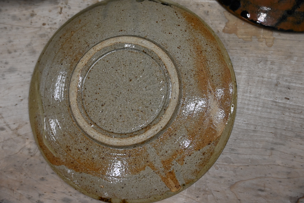 A collection of thirteen Japanese dishes, two in Hamada style. Diameter 27.5 cm. - Bild 5 aus 13