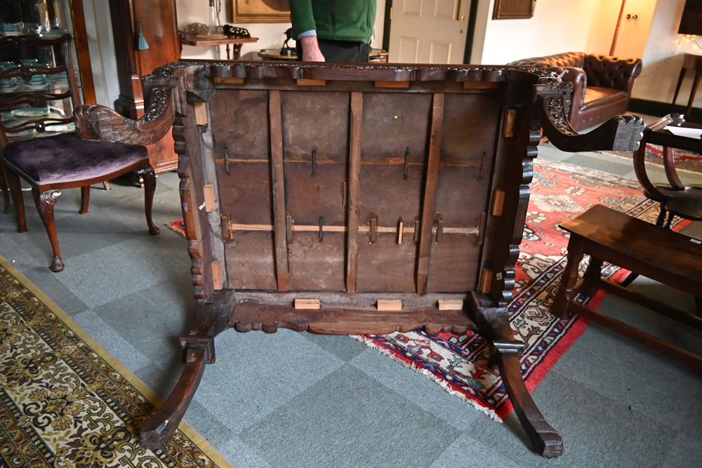 A Chinese carved hardwood table, with moulded edge carved frieze and raised on cabriole legs. - Bild 11 aus 11