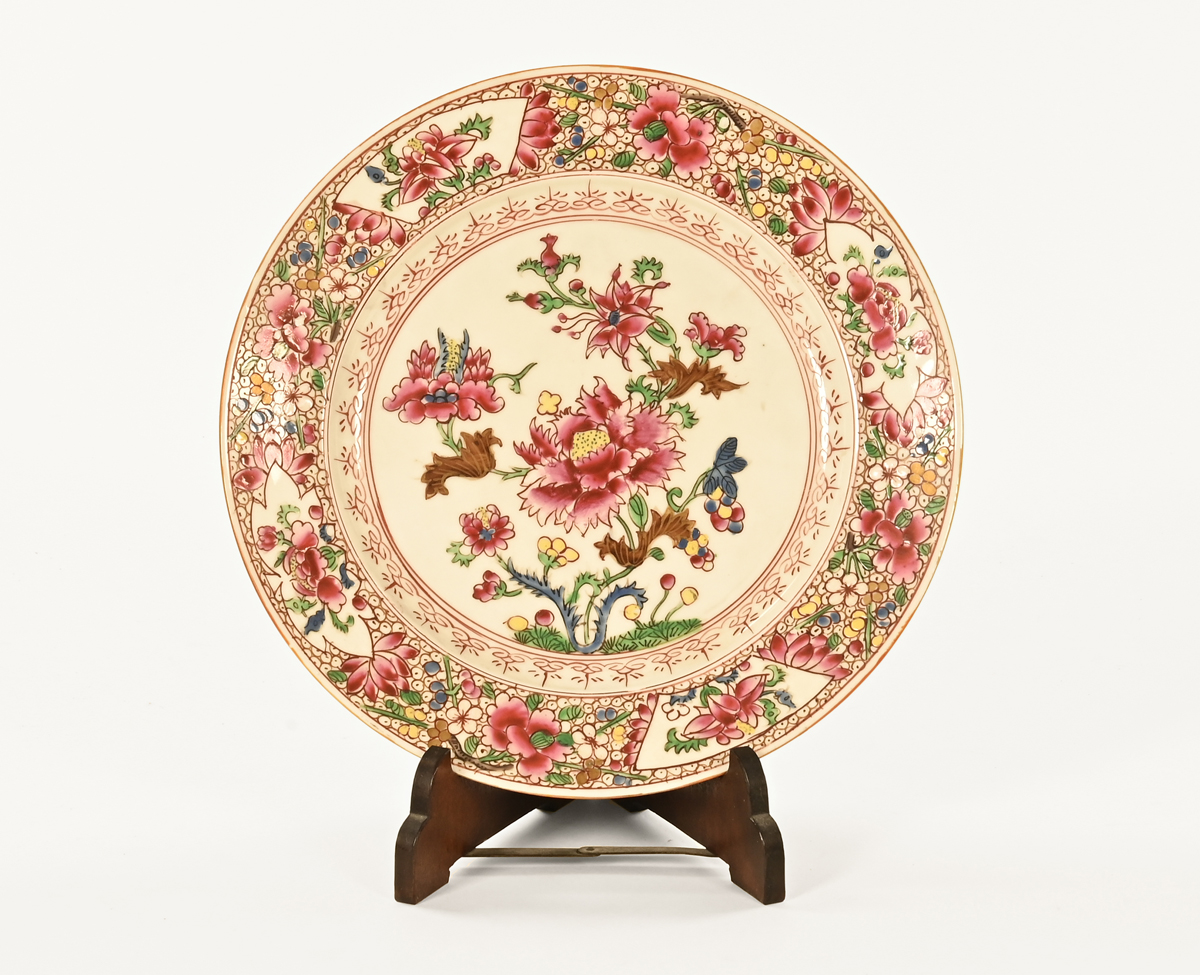 A 19th century Chinese famille rose plate, decorated with chrysanthemum. Diameter 24 cm.