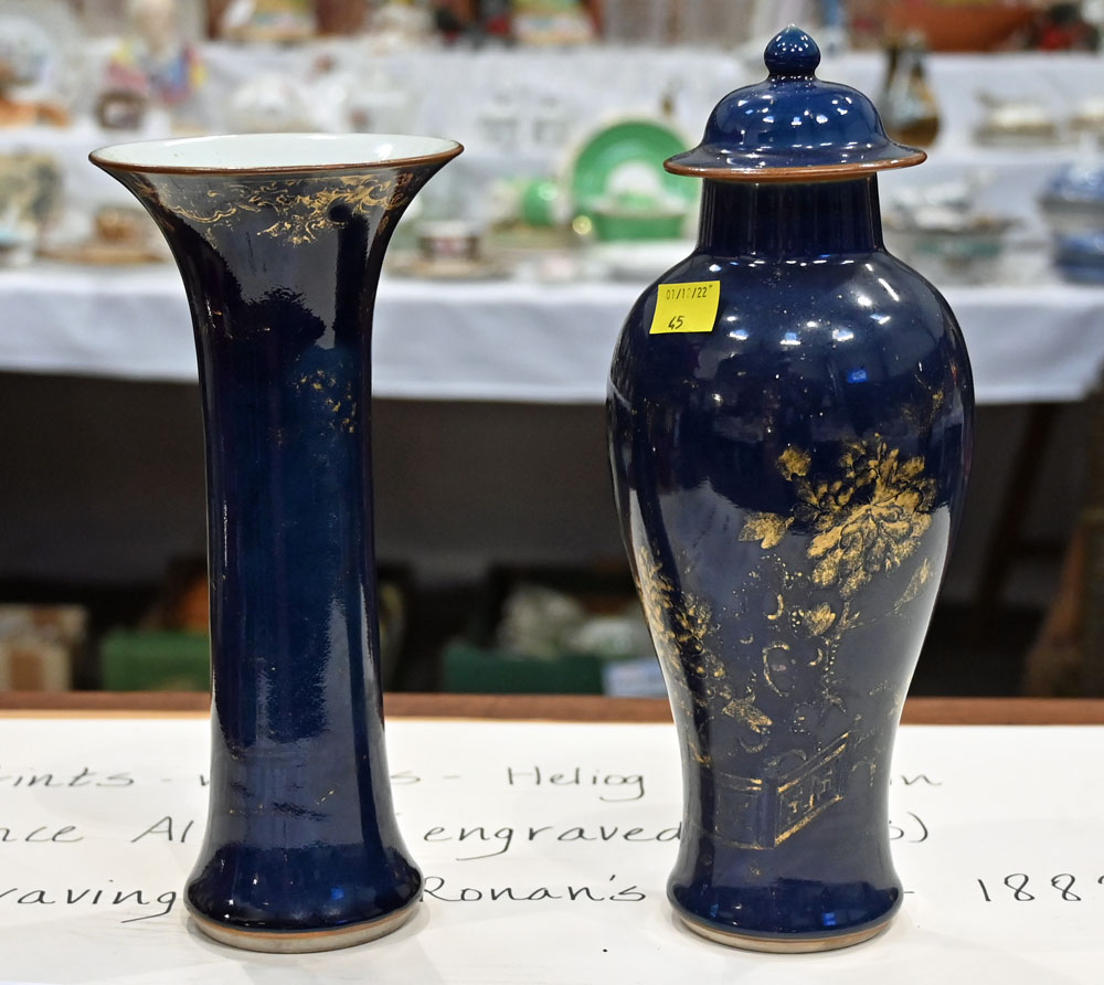 A pair of Chinese blue white and gilt vases, a single lidded vase, spill vase and bowl. - Bild 6 aus 9