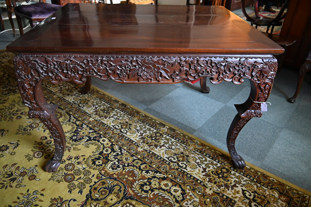 A Chinese carved hardwood table, with moulded edge carved frieze and raised on cabriole legs. - Bild 10 aus 11