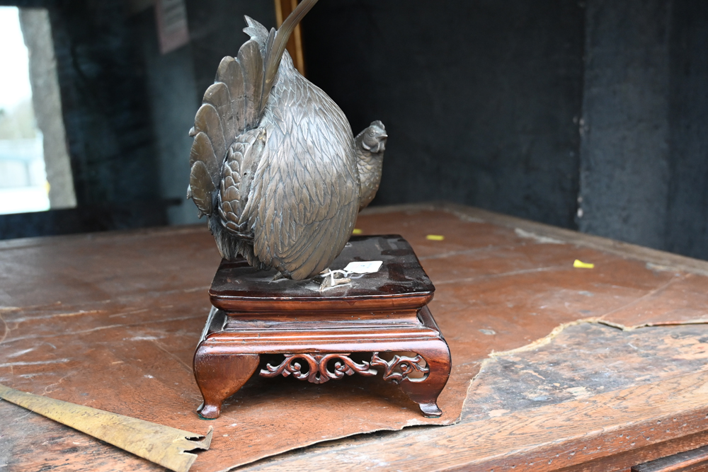 A Japanese bronze cockerel and hen, raised on a wooden base. - Bild 3 aus 8