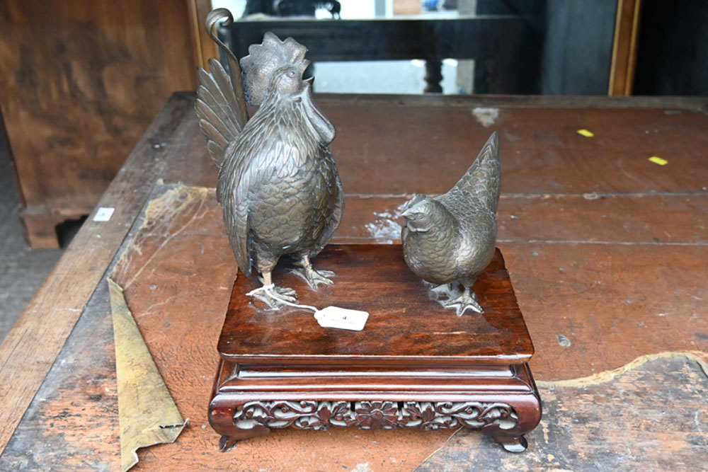 A Japanese bronze cockerel and hen, raised on a wooden base. - Bild 2 aus 8