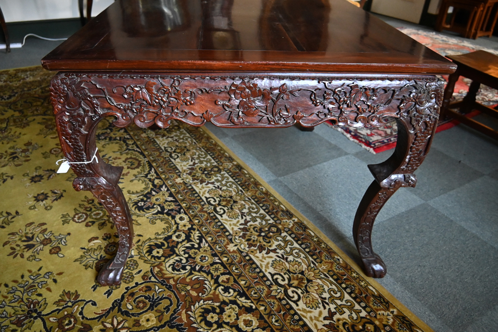 A Chinese carved hardwood table, with moulded edge carved frieze and raised on cabriole legs. - Bild 9 aus 11