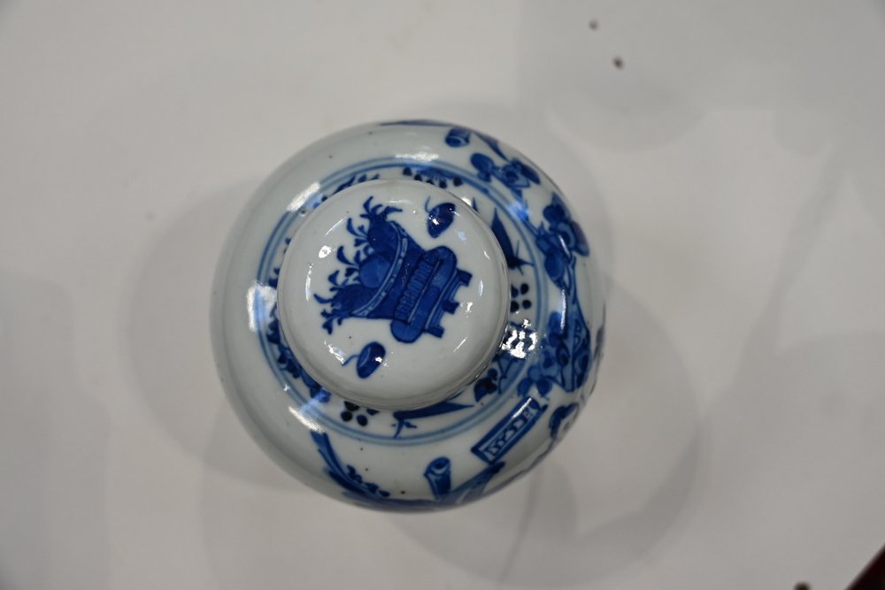 A Chinese blue and white double ring ginger jar, of ovoid form with painted figures in a garden. - Bild 5 aus 7