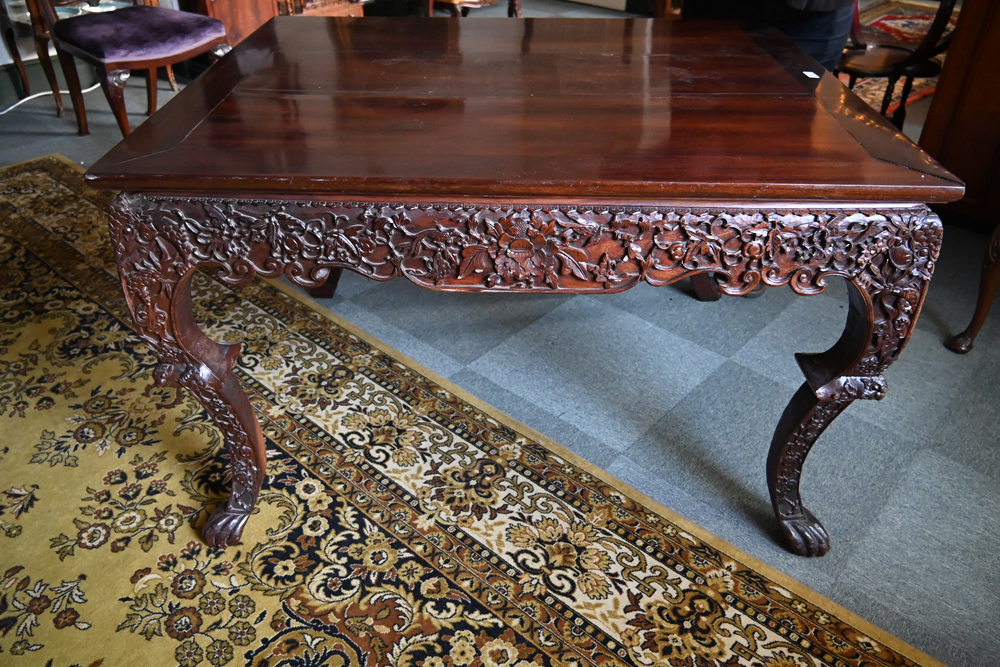 A Chinese carved hardwood table, with moulded edge carved frieze and raised on cabriole legs. - Bild 5 aus 11