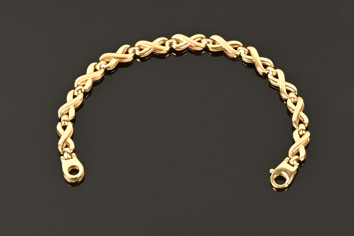 A 14 ct gold link bracelet, with lobster clasp. 11.8 grams, stamped 585 Italy. Length 19 cm.