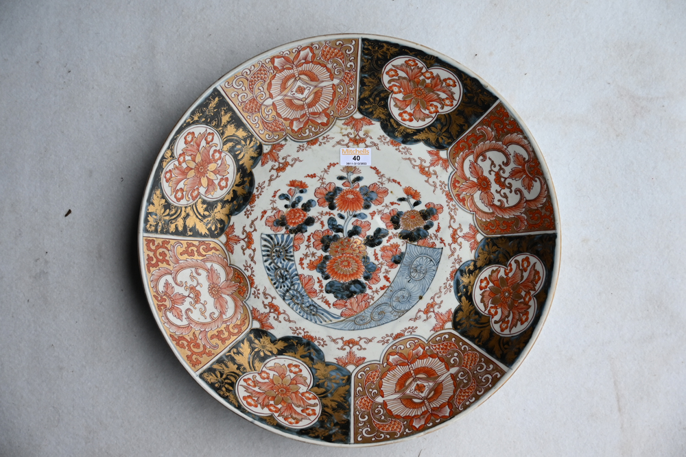 A 19th century Japanese Meiji period porcelain Imari patterned charger, - Bild 2 aus 10