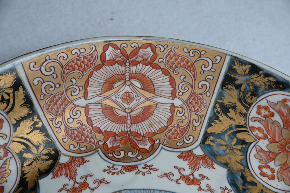 A 19th century Japanese Meiji period porcelain Imari patterned charger, - Bild 7 aus 10