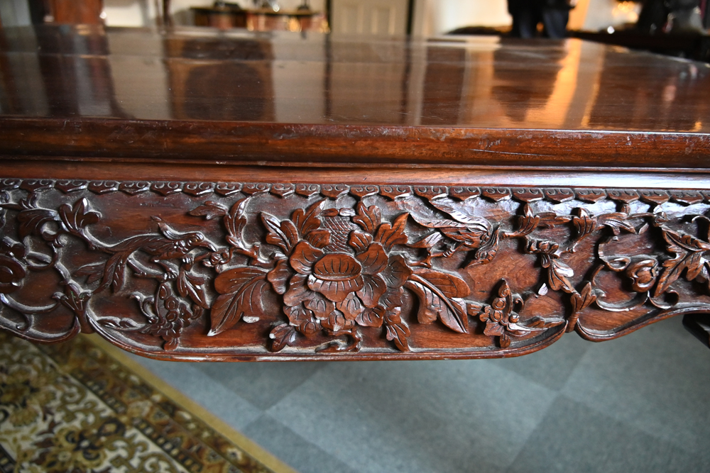 A Chinese carved hardwood table, with moulded edge carved frieze and raised on cabriole legs. - Bild 7 aus 11