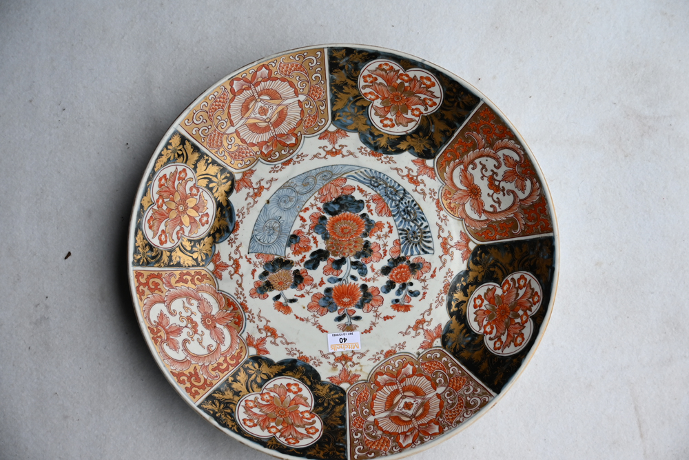 A 19th century Japanese Meiji period porcelain Imari patterned charger, - Bild 3 aus 10