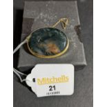 9 ct gold and moss agate brooch, 4 cm long,