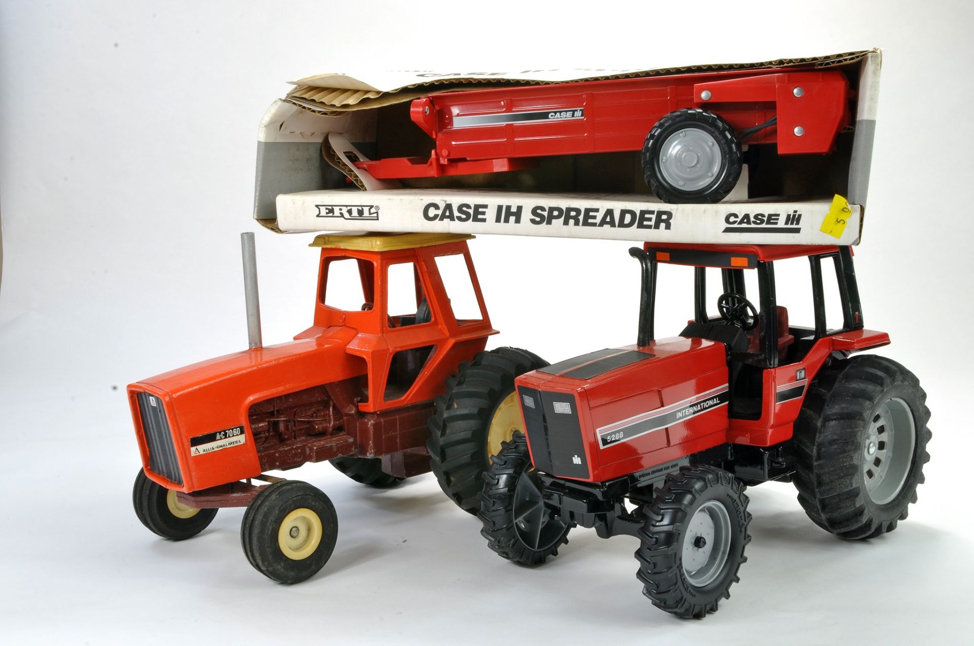 Ertl 1/16 Model Farm Trio comprising Allis Chalmers, International 5288 plus Case IH Spreader.