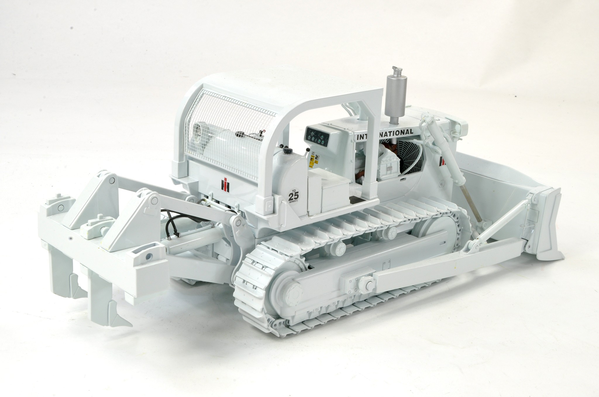 First Gear 1/24 issue comprising International TD25 Crawler Tractor with ROPS, Dozer Blade and - Image 2 of 2