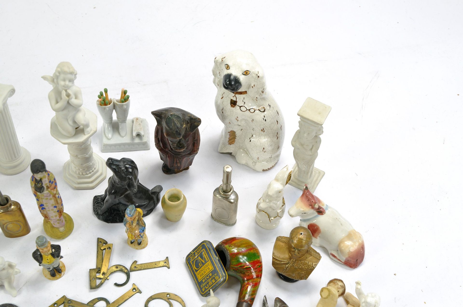 An eclectic group of vintage and antique miniatures comprising ceramic, metal and wooden themes. - Image 3 of 9