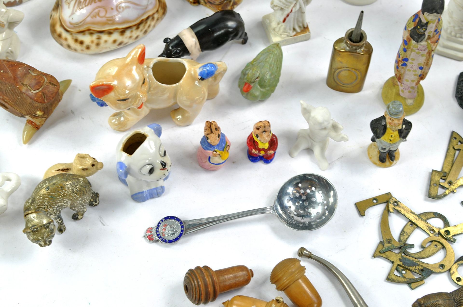 An eclectic group of vintage and antique miniatures comprising ceramic, metal and wooden themes. - Image 6 of 9