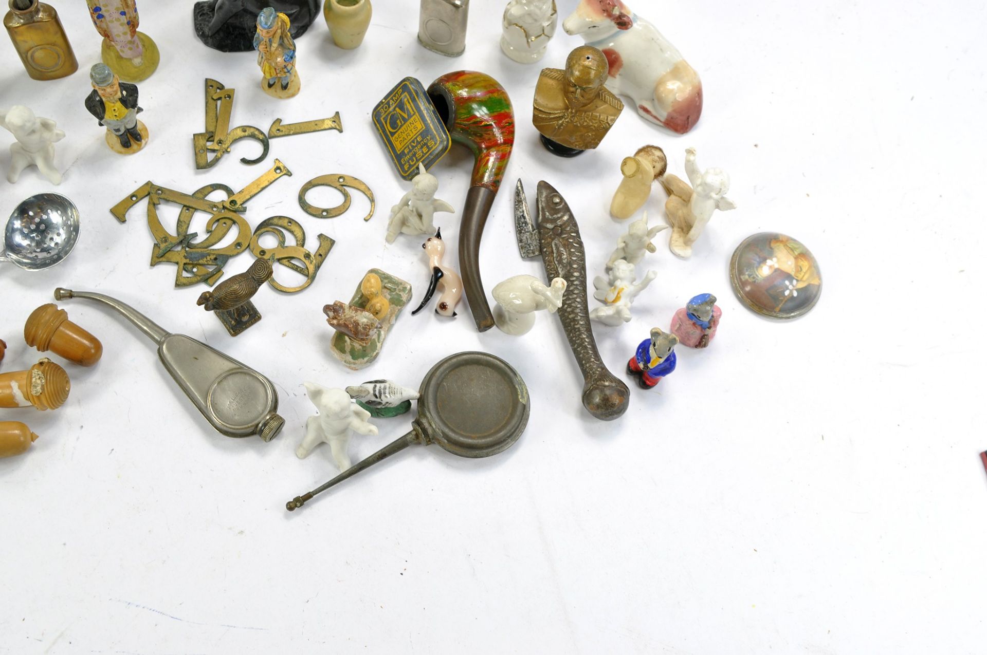 An eclectic group of vintage and antique miniatures comprising ceramic, metal and wooden themes. - Image 2 of 9