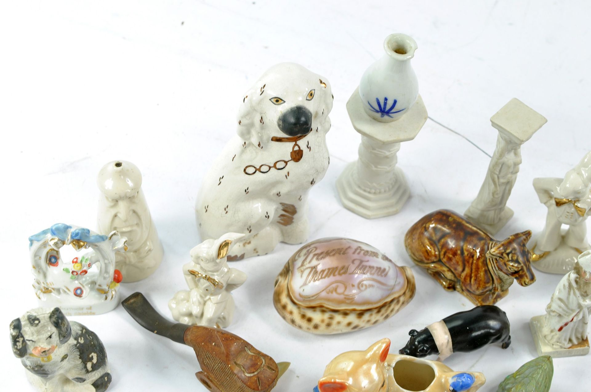 An eclectic group of vintage and antique miniatures comprising ceramic, metal and wooden themes. - Image 8 of 9