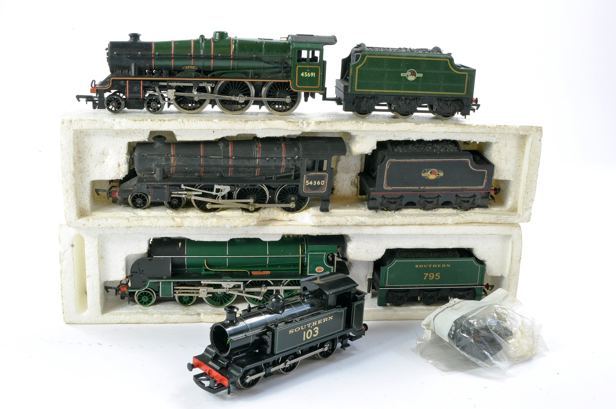 Model Railway group comprising various Locomotives from Hornby and Mainline. Ex layout, visible