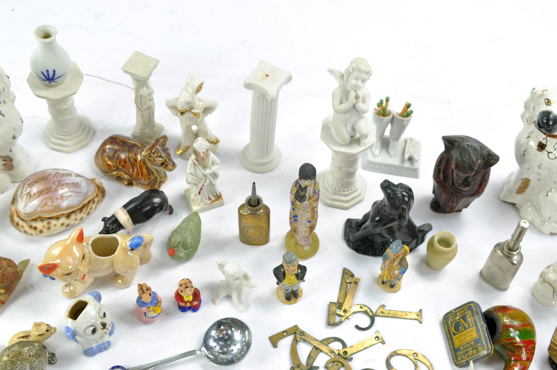 An eclectic group of vintage and antique miniatures comprising ceramic, metal and wooden themes. - Image 4 of 9