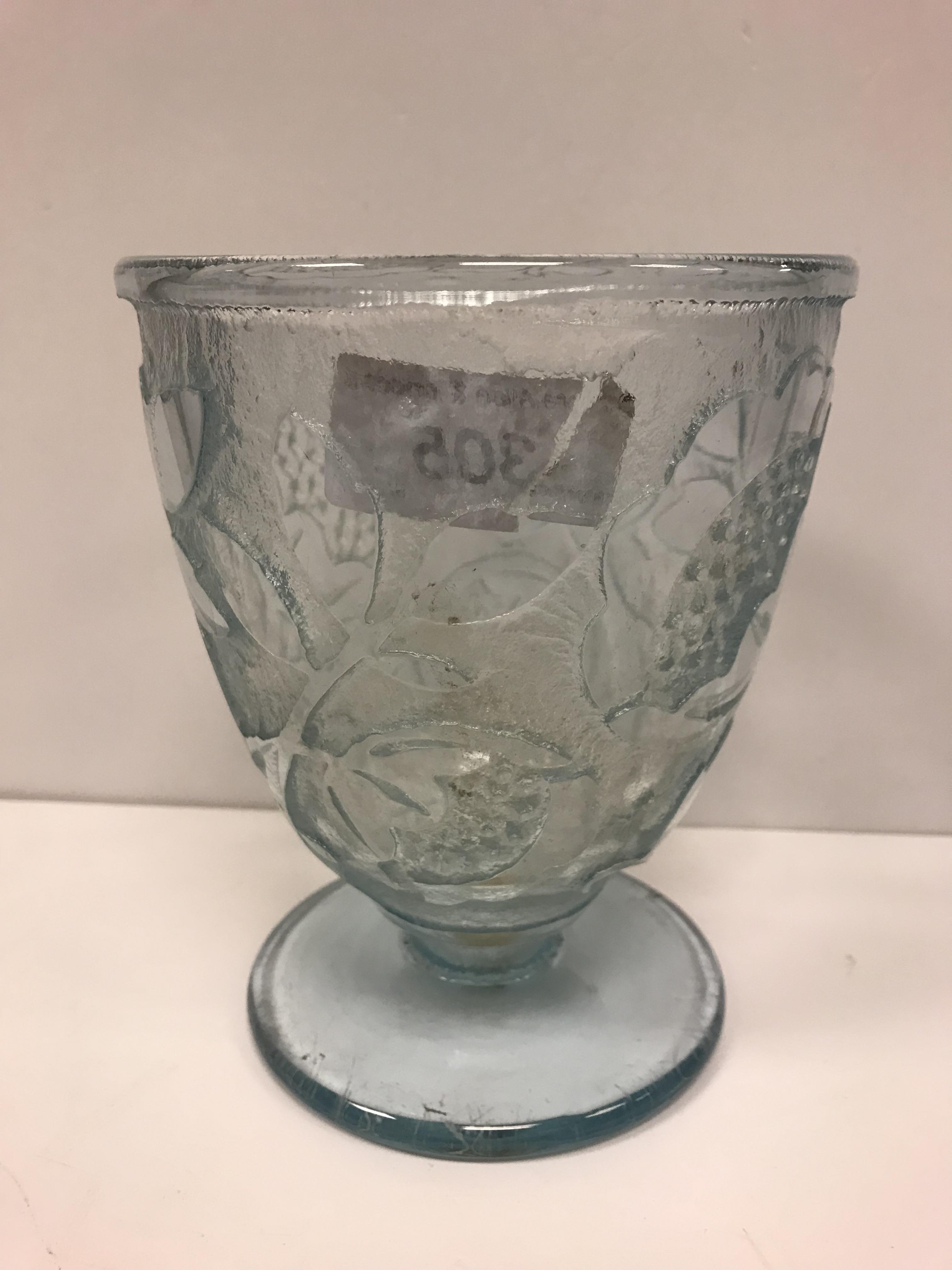 A Daume Nancy cut glass vase depicting stylised flowers, raised on a circular pedestal foot, - Bild 4 aus 15