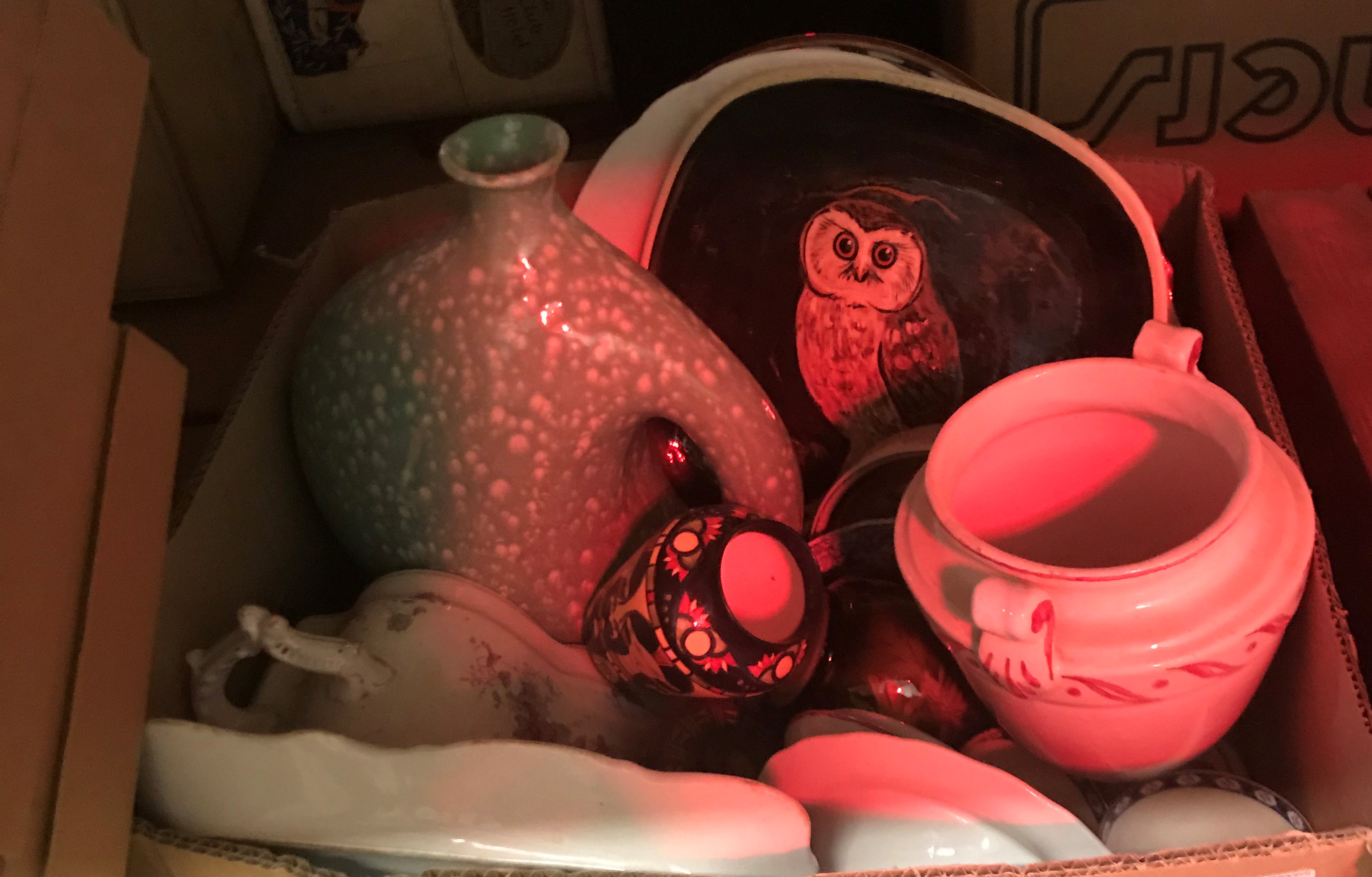 A box of assorted china wares to include a Stuart Bass plate with owl decoration stamped to back