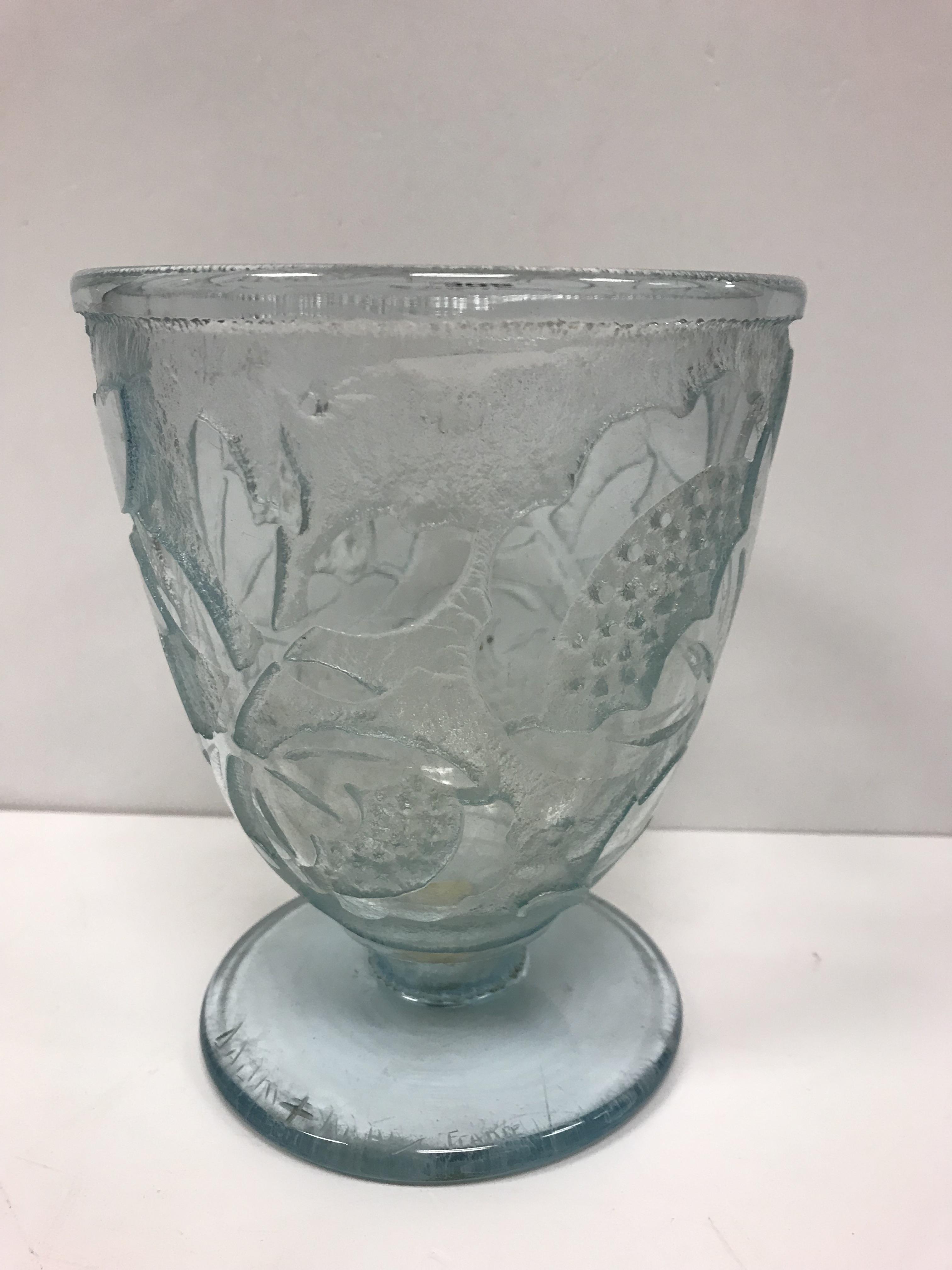 A Daume Nancy cut glass vase depicting stylised flowers, raised on a circular pedestal foot, - Bild 2 aus 15