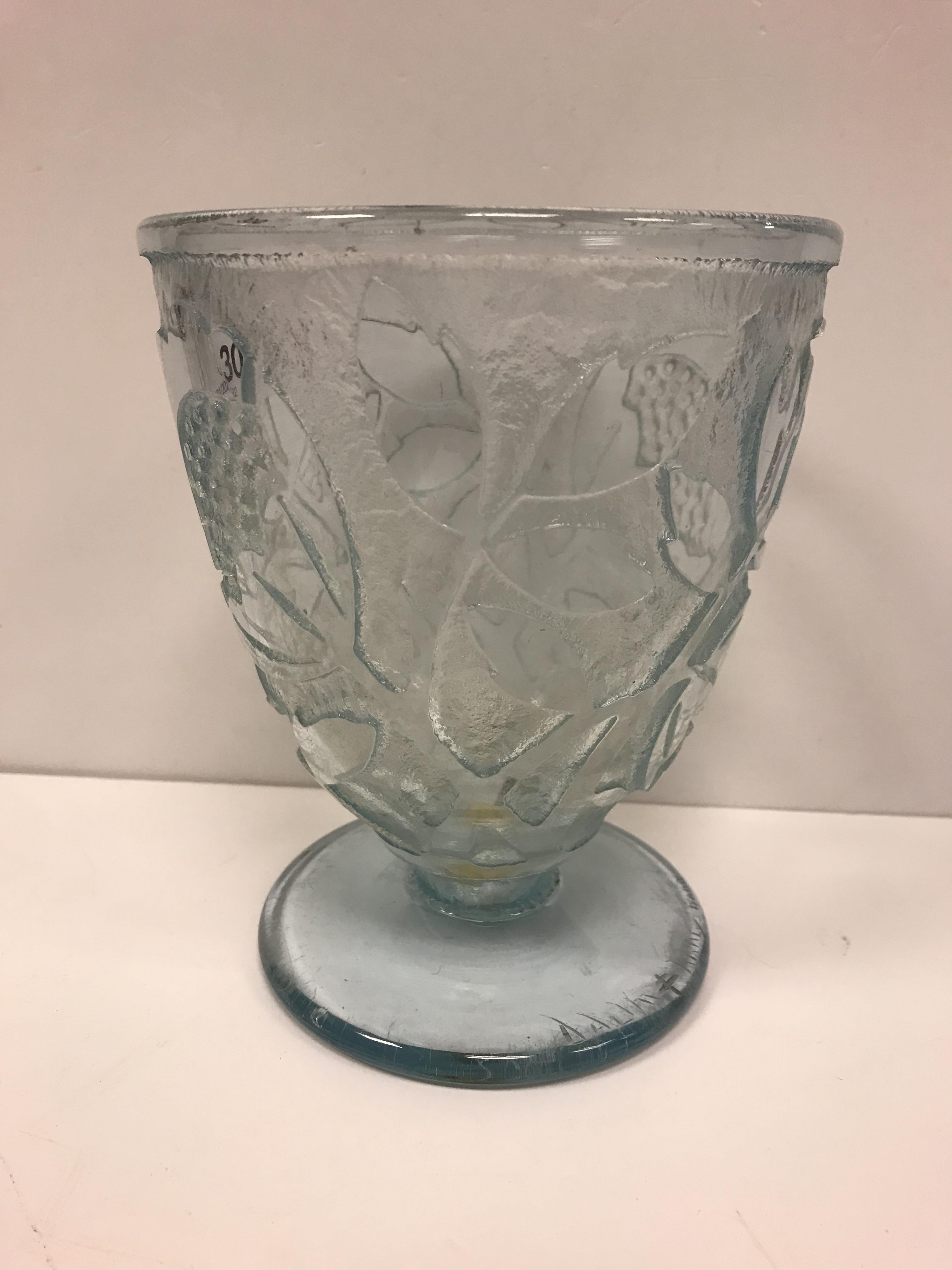 A Daume Nancy cut glass vase depicting stylised flowers, raised on a circular pedestal foot, - Bild 5 aus 15